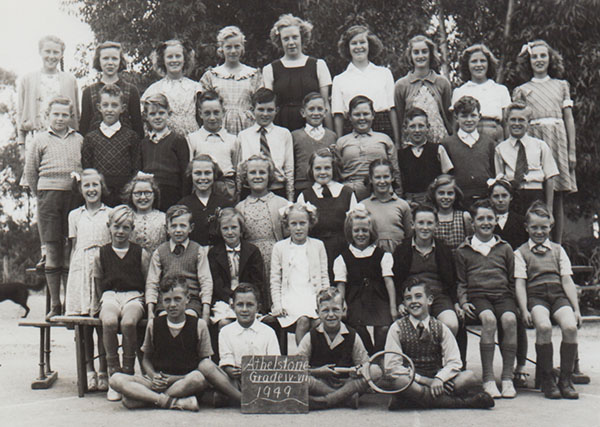 A school class photograph.