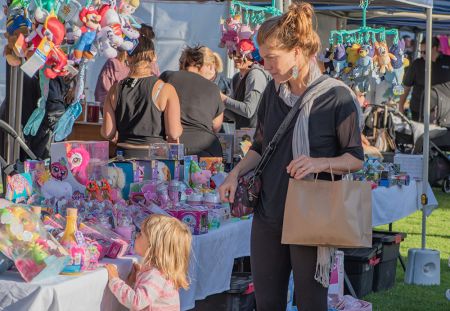 Moonlight Markets - Shopping