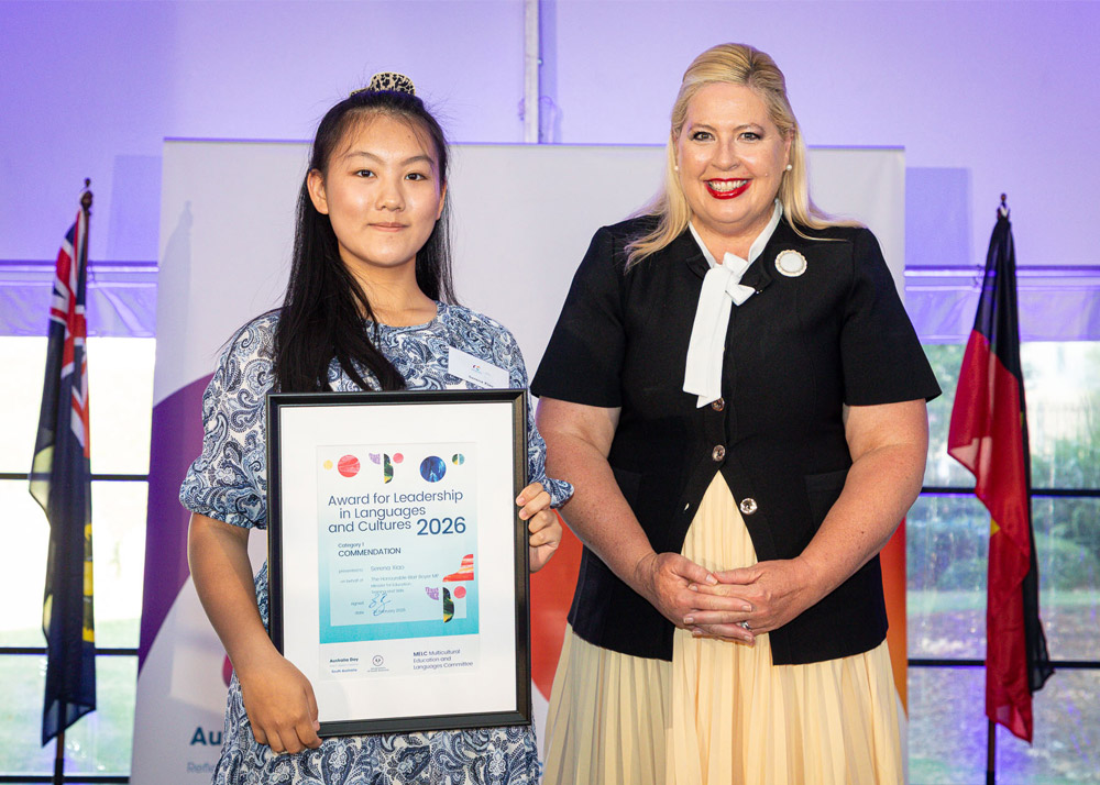 Serena Xiao receiving a Commendation in the Award for Leadership in Languages and Cultures.