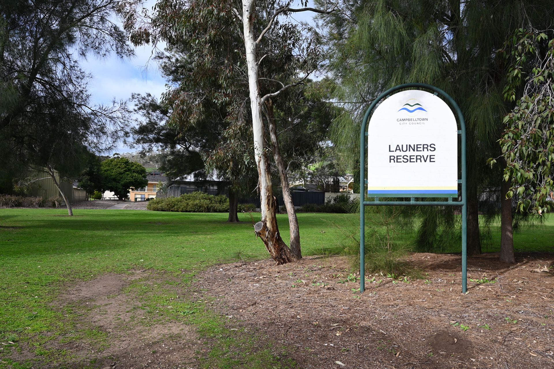 Launers Reserve Sign