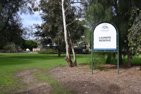 Launers Reserve Sign